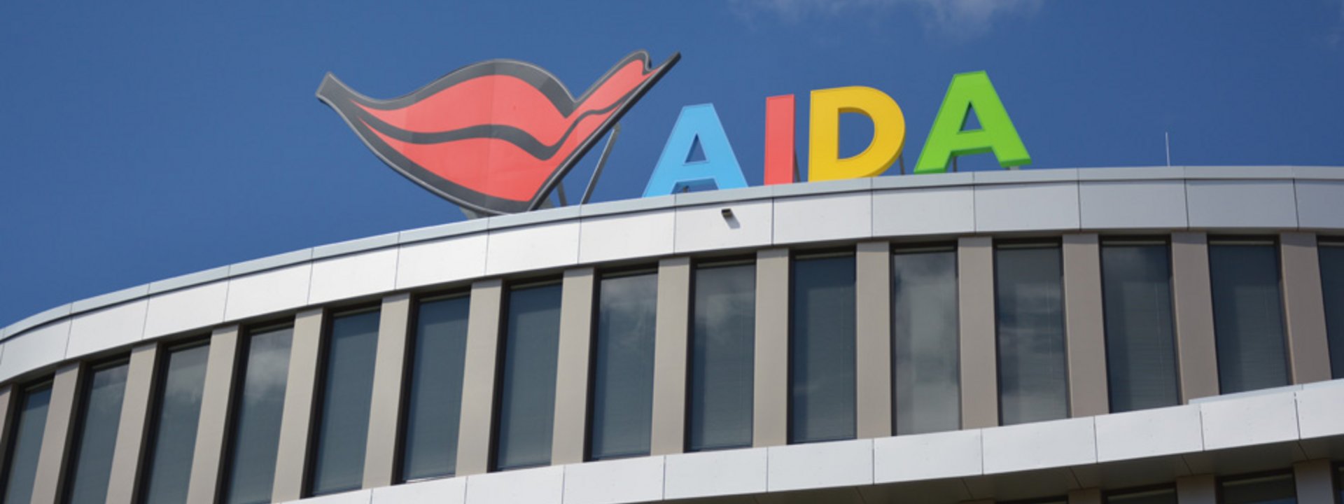 AIDA’s Kissing Lips greet Rostock from roof of AIDA Home